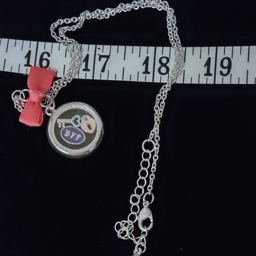 BFF Story Locket with Floating charms NWOT